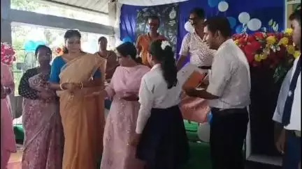 ময়নাগুড়ি: আন্তর্জাতিক প্লাস্টিক বর্জন দিবস উপলক্ষে  ময়নাগুড়ি রোড হাই স্কুলে জেলার তিনটি বিদ্যালয়কে পুরষ্কৃত করলেন জেলা প্রশাসন