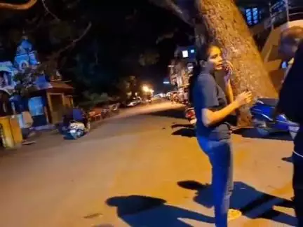 ಚಿತ್ರದುರ್ಗ: ಕೆಲಸ ಕೊಡಿಸುವುದಾಗಿ ಹೇಳಿ ಯಾಮಾರಿಸಲು ಹೊರಟಿದ್ದ ಯುವತಿಗೆ ಸಾರ್ವಜನಿಕರಿಂದ ತರಾಟೆ: ದುರ್ಗದಲ್ಲಿ ನಡೆದ ಘಟನೆ