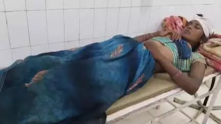 महोबा: बिलरही गांव में शराबी पति ने पत्नी के साथ बेरहमी से मारपीट की, परिजनों ने जिला अस्पताल में कराया भर्ती