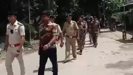 গোয়ালপোখর ২: মহরম উপলক্ষে চাকুলিয়া থানার জামিরা এলাকায় পুলিশের রুট মার্চ