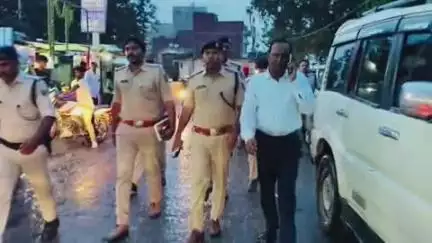 फुलवरिया: फुलवरिया में मुहर्रम पर्व को लेकर एसडीएम और एसडीपीओ के नेतृत्व में फ्लैग मार्च, शांतिपूर्ण मनाने की अपील
