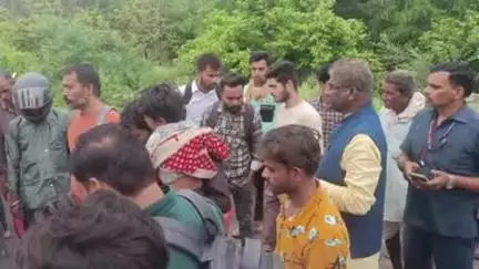 रायसेन: ग्राम कुशयारी के पास दुर्घटना देख विधायक ने घायलों को अस्पताल भिजवाया, मानवता की मिसाल पेश की