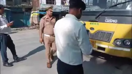 महाराजगंज: परतावल कस्बे में यातायात जागरूकता अभियान के तहत 12 स्कूली वाहनों का चालान, ₹28,000 का जुर्माना