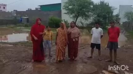 गुना नगर: भगत सिंह कॉलोनी में जल भराव, कच्ची सड़क कीचड़ से लोग परेशान, नगर पालिका पर लगाए आरोप, सड़क डालने कि मांग #jansamasya