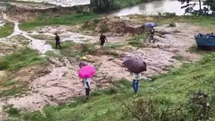 নানুর: ফের নানুরে বোমা উদ্ধার ঘিরে চাঞ্চল্য এলাকায়; কড়া নিরাপত্তার মধ্য দিয়ে বোম স্কোয়াড এসে বোমা গুলি নিষ্ক্রিয় করে