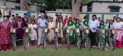 पटमदा: पटमदा के माचा मध्य विद्यालय में 79 विद्यार्थियों को साइकिलें बांटी गईं