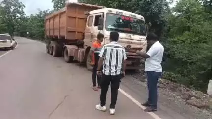 अहेरी: सुरजागड वरून लोहखनिज वाहतूक करणाऱ्या ट्रकने वेलगूर टोला वळनाजवळ स्कॉर्पिओ गाडीला दिली धडक