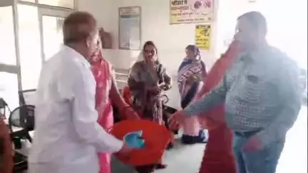 महराजगंज: दरौंदा सामुदायिक स्वास्थ्य केंद्र में फाइलेरिया किट का वितरण किया गया