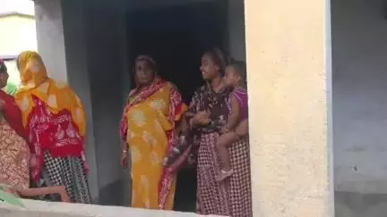 কৃষ্ণনগর ১: পছন্দের প্রার্থী শিক্ষিকা না হওয়ায় অঙ্গনওয়াড়ি কেন্দ্রে তালা ঝুলিয়ে দেবার অভিযোগ তৃণমূল নেতার বিরুদ্ধে