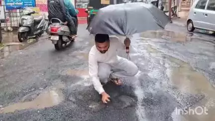 નવસારી: નવસારીના જલાલપુર ખાતે રસ્તામાં પડેલા ખાડા થી લોકોને સમસ્યા સર્જાઈ
#Jansamasya