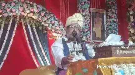 जामताड़ा गांधी मैदान में आयोजित बांग्ला संगीतमय भागवत कथा का श्रवण करते हुए श्रद्धालु।