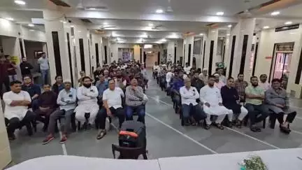 પુણા: મહિધરપુરા ખાતે શહેર પોલીસ વિભાગના જોઇન્ટ CP ની અધ્યક્ષતામાં શાંતિ સમિતિની મિટિંગ મળી,જરૂરી માર્ગદર્શન અપાયું