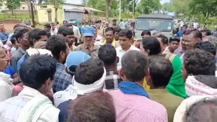 कौड़ीकसा क्षेत्र में खाद की किल्लत से परेशान किसानों ने राजनांदगांव-चंद्रपुर स्टेट हाइवे पर किया चक्काजाम
