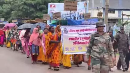 नारायणपुर: बाजार स्थल से स्कूल सफाई कर्मचारियों ने अंशकालीन से पूर्णकालीन की मांग को लेकर किया प्रदर्शन, प्रशासन को सौंपा ज्ञापन