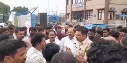 उत्तर सोलापूर: फताटेवाडीत प्रकल्पबाधित शेतकऱ्याची आत्महत्या; वाढीव मावेजा व कंत्राटी कामगार म्हणून कामावर न घेतल्याचा कुटुंबियांचा आरोप