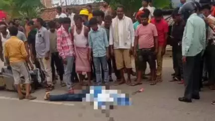 गोला: डीवीसी चौक गोला के पास ट्रक की चपेट में आने से स्कूटी सवार युवक की मौत