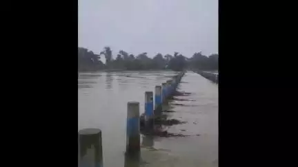 খয়রাশোল: বর্ষায় হিংলো নদীর জলে ডুবল পানসিউড়ি-কেন্দ্রগড়িয়ার কজওয়ে, চলছে ঝুঁকিপূর্ণ পারাপার