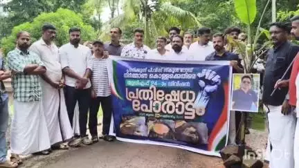 നിലമ്പൂർ: പാടിക്കുന്ന് പിവീസ് സ്കൂൾ റോഡ് തകർച്ച, സ്ഥലത്ത് യു.ഡി.എഫ് പ്രതിഷേധ പരിപാടി സംഘടിപ്പിച്ചു