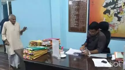 लातेहार: समाहरणालय में उप विकास आयुक्त सैयद रियाज अहमद की अध्यक्षता में जन शिकायत निवारण का आयोजन किया गया