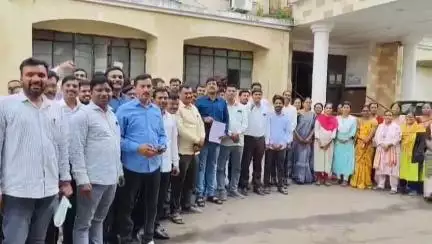 हिंगोली: अंशतः अनुदानित शाळा व महाविद्यालयांबाबतच्या शासन निर्णयाची अंमलबजावणी करा, शिक्षक समन्वय संघाचे जिल्हाधिकाऱ्यांना निवेदन