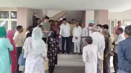अम्ब: विधायक सुदर्शन सिंह बबलू ने अंब में जरुरतमंद लोगों को सहायता राशि के चेक किए वितरित