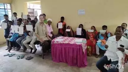 लातेहार: मटलोंग और बिसुनबाँध पंचायत के ग्रामीणों से रुपए दुगना करने के नाम पर लाखों की ठगी, एसपी को आवेदन सौंपा