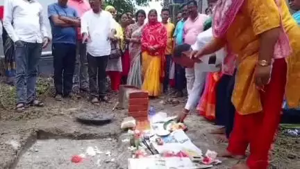 তুফানগঞ্জ ২: বক্সিরহাট গার্লস হাই স্কুলে পঞ্চায়েত সমিতির অর্থানুকুল্যে একটি টয়লেটের শিলান্যাস হলো