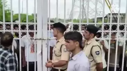 छबड़ा: छबड़ा में ब्लगर की टक्कर से दो युवकों की मौत के बाद मुआवजा नहीं मिलने से नाराज ग्रामीणों ने थर्मल गेट पर किया प्रदर्शन