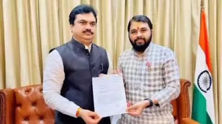 बुलढाणा: मुंबई येथे विधान परिषदेचे सभापती प्रा. राम शिंदे यांची शेतकरी नेते रविकांत तुपकर यांनी घेतली भेट