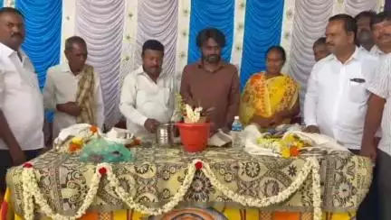 ಮೊಳಕಾಲ್ಮುರು: ಪ್ರತಿಯೊಬ್ಬ ಅರ್ಹ ಫಲಾನುಭವಿಗೂ 'ಗ್ಯಾರೆಂಟಿ' ಯೋಜನೆ ತಲುಪಬೇಕು: ಅಮಕುಂದಿ ಗ್ರಾಮದಲ್ಲಿ ತಾಲ್ಲೂಕು ಅಧ್ಯಕ್ಷ ಚೇತನ್