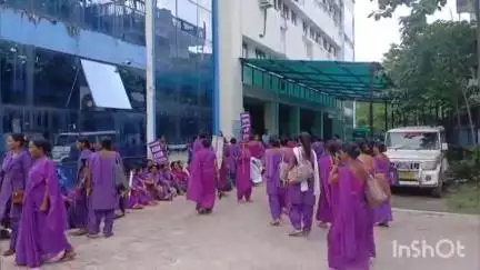 আলিপুরদুয়ার ১: 2 মাস ধরে বকেয়া ইনসেন্টিভ, আলিপুরদুয়ারে CMOH অফিসের বাইরে বিক্ষোভ আশা কর্মীদের