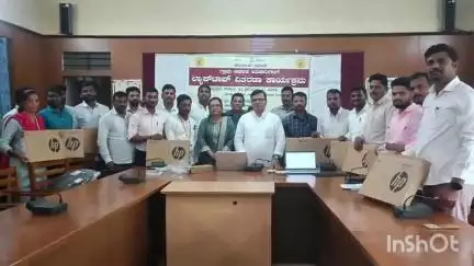ಹಾನಗಲ್: ಸರ್ಕಾರದ ಸೌಲಭ್ಯ ಬಳಸಿಕೊಂಡು ಸಾರ್ವಜನಿಕರ ಕೆಲಸ ಶೀಘ್ರ ಮಾಡಿಕೊಡಿ: ಪಟ್ಟಣದಲ್ಲಿ ಶಾಸಕ ಶ್ರೀನಿವಾಸ್ ಮಾನೆ