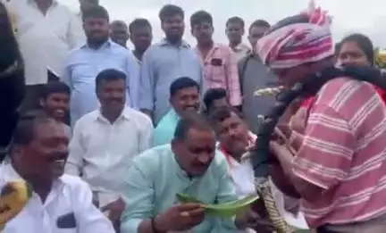 ఆలేరు: దత్తాయిపల్లిలో గౌడ కుల సంఘం భవన నిర్మాణం పనులను ప్రారంభించిన ప్రభుత్వ విప్, MLA ఐలయ్య, అనంతరం కల్లు తాగిన ఎమ్మెల్యే