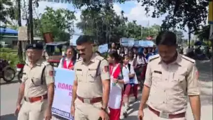 কালচিনি: রোড সেফটি ও ট্র্যাফিক নিয়মাবলী নিয়ে কালচিনি পুলিশের তরফে কালচিনি ইউনিয়ন আ্যকাডেমি বিদ্যালয়ে আয়োজিত সচেতনতা শিবির