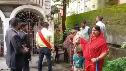 धनबाद/केंदुआडीह: न्यायालय के आदेश पर हाउसिंग कॉलोनी में मकान खाली कराने दंडाधिकारी के साथ पहुंची पुलिस, पिता ने जीता मुकदमा