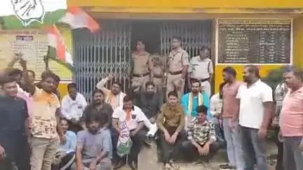 बिंद्रानवागढ़ गरियाबंद: कांग्रेसियों ने गरियाबंद सहकारी समिति का किया घेराव, खाद बीज किल्लत का लगाया आरोप