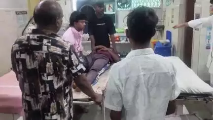 कटनी नगर: मझगवाँ फाटक ब्रिज पर अज्ञात कार की टक्कर से बाइक सवार एक युवक हुआ घायल, ज़िला अस्पताल में कराया गया भर्ती