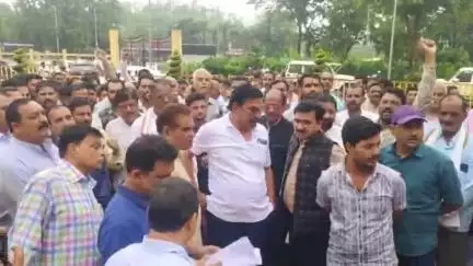 सागर नगर: क्षत्रिय समाज के एक व्यक्ति पर FIR दर्ज होने के विरोध में क्षत्रिय समाज ने कलेक्टर एवं एसपी को सौंपा ज्ञापन