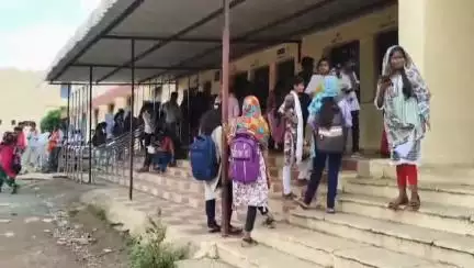 हिंगोली: आदर्श कॉलेज व इतर महाविद्यालयांमध्ये अकरावी प्रवेश ऑनलाईन नोंदणीसाठी विद्यार्थ्यांची गर्दी
