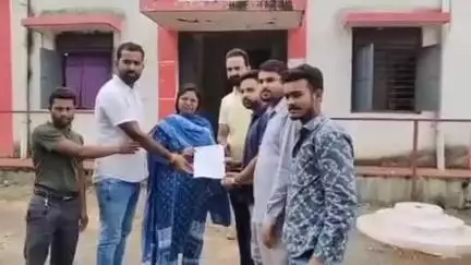 राजपुर: राजपुर में सड़क की हालत देखकर युवा कांग्रेस ने दी आंदोलन की चेतावनी, एसडीएम के नाम तहसीलदार को दिया ज्ञापन