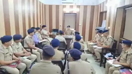 काशीपुर: एसएसपी मणिकांत मिश्रा ने कोतवाली परिसर में पुलिस अधिकारियों के साथ की बैठक, दिए कड़े निर्देश