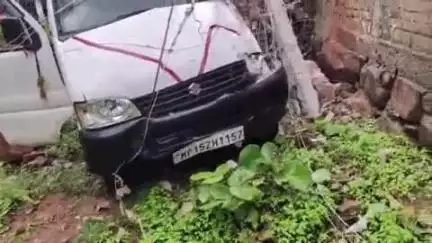 निवाड़ी: जलंधर गांव में अनियंत्रित होकर विद्युत पोल से टकराई इको कार, बाल-बाल बचा चालक