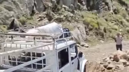 निचार: किन्नौर के चौरा रूपी सड़क मार्ग पर पहाड़ों से गिर रहे पत्थर, वाहन चालक बरतें एहतियात: जिला प्रशासन