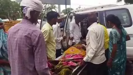 सागवाड़ा: ओबरी में एक दुकान का छज्जा गिरने से एक महिला के हाथ-पैर टूटे, गंभीर हालत में किया गया रेफर