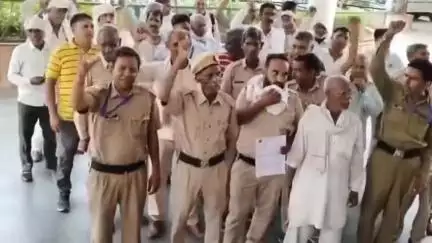 नारनौल: ग्रामीण चौकीदार एसोसिएशन ने नारनौल में मांगों को लेकर किया प्रदर्शन, सीटीएम को सौंपा ज्ञापन