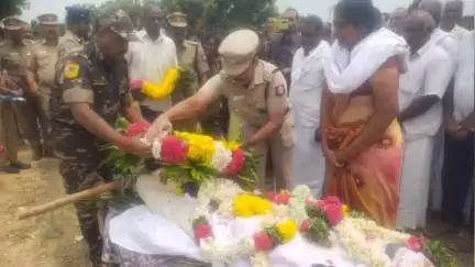 பாப்பிரெட்டிபட்டி: தென்னகரத்தில் பணியின் போது உயிரிழந்த நக்சல் தடுப்பு பிரிவு உதவி ஆய்வாளருக்கு,21 குண்டுகள் முழங்க அரசு மரியாதை செய்த SP