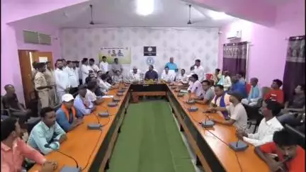 मधुपुर: प्रखंड कार्यालय में आपदा प्रबंधन विभाग द्वारा 78 किसानों को ₹1.42 लाख का चेक वितरित किया गया