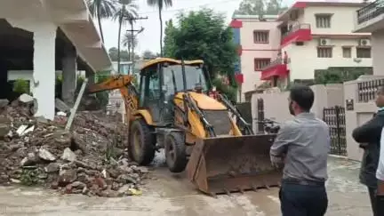 आबू रोड: माउंटआबू में अवैध निर्माण को लेकर उपखंड प्रशासन हुआ सख्त, अवैध निर्माण को किया गया ध्वस्त