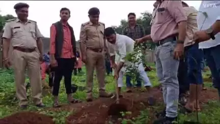 କୋଟପାଡ: କୋଟପାଡ଼ ମହାବିଦ୍ୟାଳୟ ଠାରେ ଆୟୋଜିତ ମା' ପାଇଁ ଗଛ ଟିଏ କାର୍ଯ୍ୟକ୍ରମରେ ଯୋଗଦେଲେ କୋଟପାଡ଼ ବିଧାୟକ