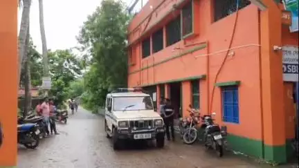 তেহট্ট ১: বেতাই 2 নং গ্রাম পঞ্চায়েতের প্রধান বিরোধীদের ঠিক করে কোনও কাজ দিচ্ছেন না, প্রধানকে আটকে রাখলেন বিরোধীরা